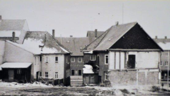 Nach den Abrissarbeiten: Blick auf das Eckgebäude des alten Rathauses (rechts) und das Anwesen Zinn-Witter (links)