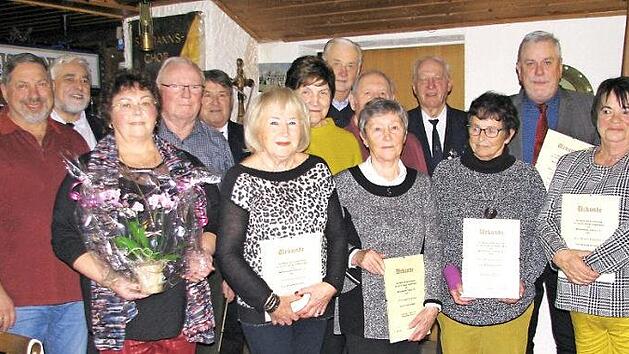 Seit 25, 30 und 40 Jahren gehören diese Damen und Herren schon dem Seemanns-Chor beziehungsweise dem Verein an. Foto: Norbert Karbach