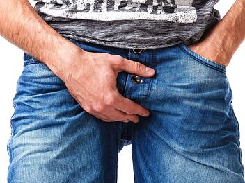 Ein 46-jähriger hat sich mit einem Penisring in eine missliche Lage gebracht. Der Mann konnte sich nicht mehr alleine befreien - Penis und Hoden steckten fest. Nur die Feuerwehr konnte dem Mann helfen. Symbolfoto: blackday/Adobe Stock