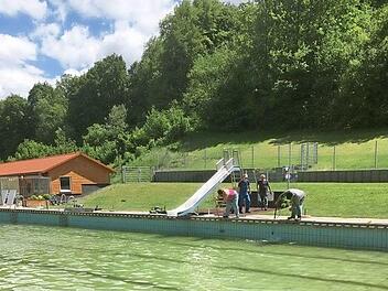 Viele Helfer legen täglich Hand an, um das Freibad Weißenbrunn für die Badesaison fit zu machen. Foto: K.-H. Hofmann
