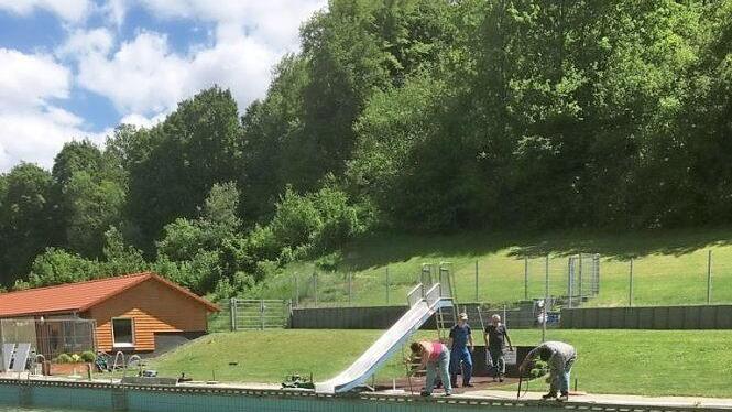 Viele Helfer legen täglich Hand an, um das Freibad Weißenbrunn für die Badesaison fit zu machen. Foto: K.-H. Hofmann