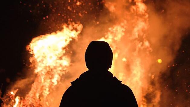 Im Kreis Forchheim fackelte ein Mann M&ouml;bel in einem Waldst&uuml;ck an