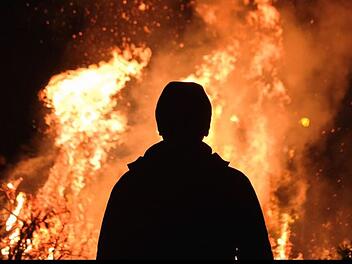 Im Kreis Forchheim fackelte ein Mann Möbel in einem Waldstück an