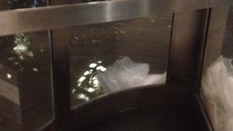 Nur mit wenigen Sandsäcken wird die Drehtür gesichert. "Die waren überfordert", sagt Peter Rogler rückblickend.