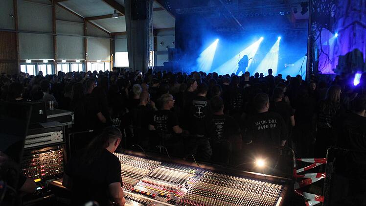 In der Stadthalle tobt der Weltuntergang