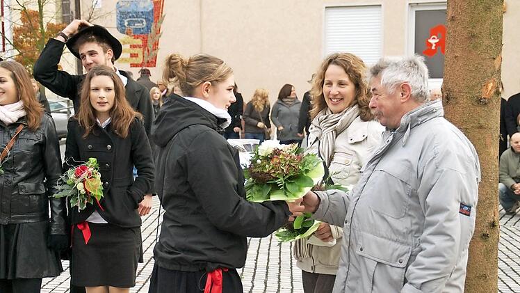 Martini-Kirchweih 2010: Hier bedankt sich die damalige Platzmagd Elisabeth Wehner bei den Organisatoren des Festes: Sabine Braun und Elmar Schmitt.
