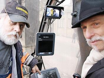 Rainer Maul (links), der Fahrer des Großbohrgerätes der Firma Kirchner, erläutert dem Bad Kissinger Oberbürgermeister Kay Blankenburg die Instrumente im Führerhaus. Fotos: Ralf Ruppert