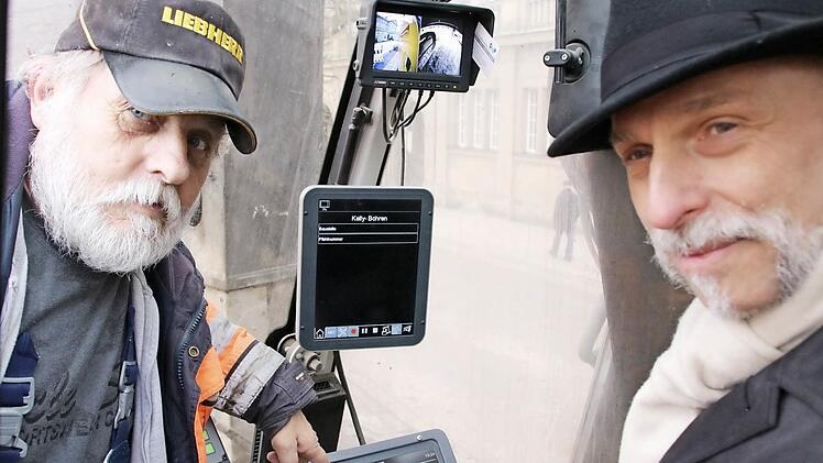 Rainer Maul (links), der Fahrer des Großbohrgerätes der Firma Kirchner, erläutert dem Bad Kissinger Oberbürgermeister Kay Blankenburg die Instrumente im Führerhaus. Fotos: Ralf Ruppert