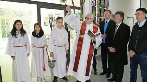 Pfarrer Ewald Thoma spendete den Räumen der Kindertagesstätte ST. Josef Kirchaich den kirchlichen Segen. Mit ihm freuten sich der Leiter der Einrichtung Julian Bayer, Bürgermeister Thomas Sechser und stellvertretender Landrat Michael Ziegler (von rechts).  Fotos: Sabine Weinbeer