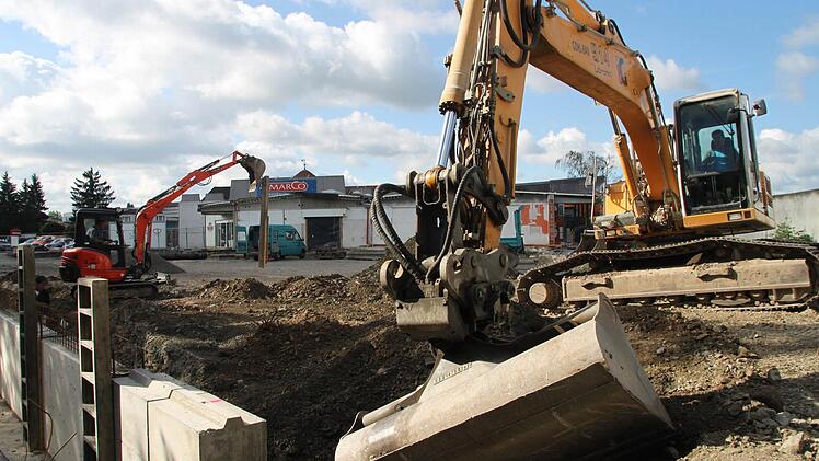 Auf dem Areal in der Lichtenfelser Straße wird nach dem Abriss der alten Filiale der Norma-Neubau errichtet. Im Hintergrund ist der Marco-Getränkemarkt zu sehen. Fotos: Alexander Hartmann