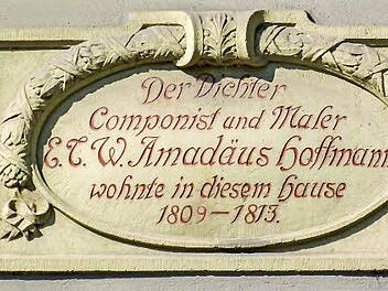 Diese Tafel am Haus Schillerplatz 26 erinnert daran, dass E.T.A.Hoffmann darin gewohnt hat.