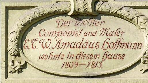Diese Tafel am Haus Schillerplatz 26 erinnert daran, dass E.T.A.Hoffmann darin gewohnt hat.