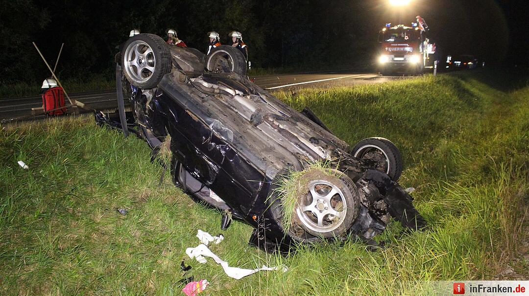 Pkw landet nach Überschlag auf Dach - Insassen kamen mit leichten Verletzungen davon