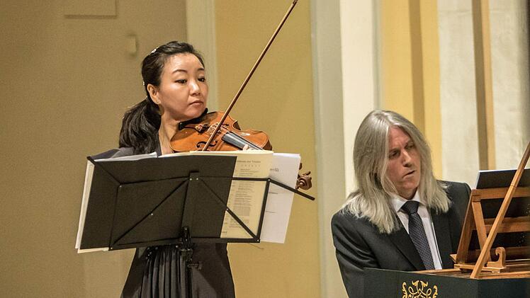 Die Geigerin Megumi Ikeda und Gary O'Connell am Cembalo beeindruckten bei ihrem Konzert in der Coburger Morizkirche. Foto: Jochen Berger
