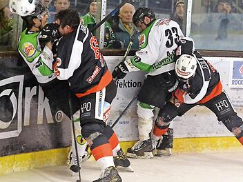 Dem ECDC Memmingen war in Höchstadt jedes Mittel recht, um die Alligators vom Thron zu stoßen, doch der Tabellenführer der Gruppe A um Ales Kreuzer (li.) André Lenk (2.v.re.) wehrte sich erfolgreich.  Foto: Picturedreams