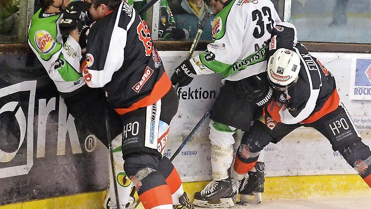Dem ECDC Memmingen war in Höchstadt jedes Mittel recht, um die Alligators vom Thron zu stoßen, doch der Tabellenführer der Gruppe A um Ales Kreuzer (li.) André Lenk (2.v.re.) wehrte sich erfolgreich.  Foto: Picturedreams