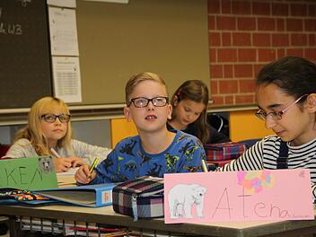 Die Fünftklässer aus Schondra Atena (von rechts), Rieken, Silvana und Jil fahren jeden Morgen mit dem Schulbus nach Bad Brückenau. Foto: Ulrike Müller