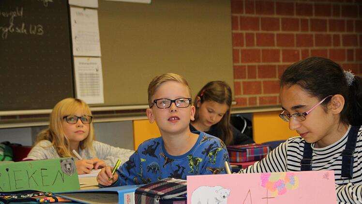 Die Fünftklässer aus Schondra Atena (von rechts), Rieken, Silvana und Jil fahren jeden Morgen mit dem Schulbus nach Bad Brückenau. Foto: Ulrike Müller
