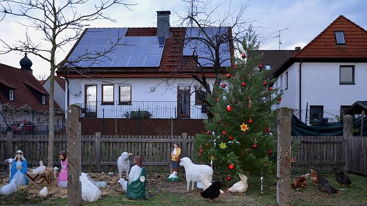 Auch in diesem Jahr wurde wieder im Kulturhof Strullendorf ein Weihnachtsbaum aufgestellt. Dieser wurde von den Kindern der Kindergärten Strullendorf mit von ihnen gebastelten Sachen geschmückt. Anschließend bekamen die Kinder vom Nikolaus eine Tüte mit Geschenken. Insgesamt waren ca. 80 Kinder beim Baumschmücken dabei. Foto:  Karl Körner, Heimatkundlicher Verein Zeegenbachtal e.V.