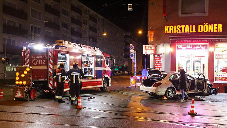 Unfall in N&uuml;rnberg: Ein Auto ist in der Nacht auf Dienstag in einen D&ouml;nerladen gefahren. Foto: NEWS5 / Friedrich