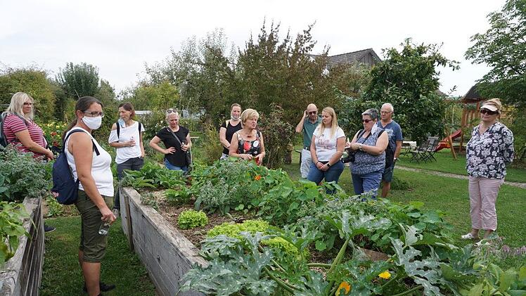 Die Studierenden informierten sich im Garten von Elisabeth Damm in Oberstreu über  die Aufgaben einer Gartenbäuerin. Foto: Marion Eckert