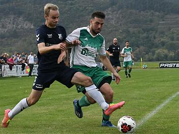 Der Westheimer Spielführer Yanik Pragmann (links) bedrängt den Riedenberger Kilian Markart. Foto: Hopf