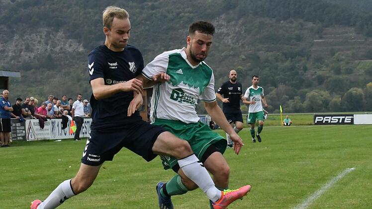 Der Westheimer Spielführer Yanik Pragmann (links) bedrängt den Riedenberger Kilian Markart. Foto: Hopf