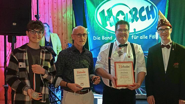 In Gauaschach sind beim Faschingsauftakt (von links) Max Scheuerer, Raimund Spahn, Frank Oswald (Till von Franken in Silber) von Cedrik Ebeling (Bezirksjugendleiter FVF) geehrt worden.