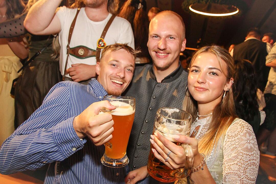 Tanzen, Feiern, Mitsingen &ndash; bayerische Partystimmung bis Mitternacht.