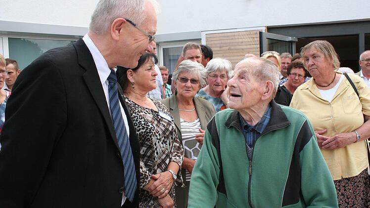 Der Bamberger Dekan Otfried Sperl unterhält sich vor der Einweihung mit Erhard Grummert, der im Dezember seinen 100. Geburtstag gefeiert hat.