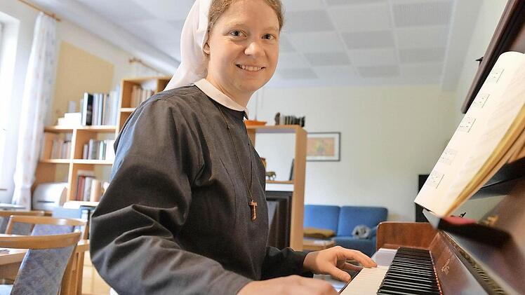 Noviziatsaufnahme an Ostern: Seitdem ist Schwester Veronika Teil der Ordensgemeinschaft der St. Franziskusschwestern.  Fotos: Ronald Rinklef