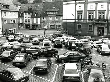 Alles schon mal da gewesen: Vor 30 Jahren durfte auf dem Kulmbacher Marktplatz geparkt werden. Foto: Archiv