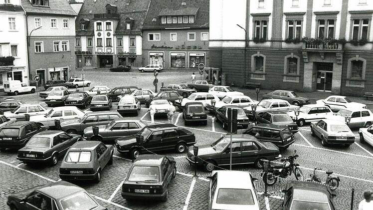 Alles schon mal da gewesen: Vor 30 Jahren durfte auf dem Kulmbacher Marktplatz geparkt werden. Foto: Archiv