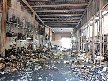 Blick in eine der beiden ausgebrannten und weitgehend ausgeräumten Hallen, in denen Verpackungsmaterial lagerte.   Fotos: Ronald Rinklef