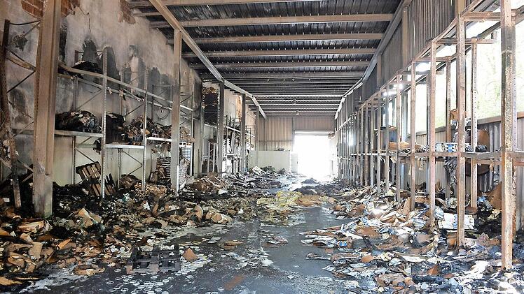 Blick in eine der beiden ausgebrannten und weitgehend ausgeräumten Hallen, in denen Verpackungsmaterial lagerte.   Fotos: Ronald Rinklef