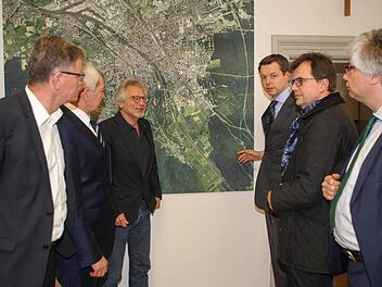 Die CSU-Vertreter besprachen sich vor der Landkarte. Foto: RiegerPress