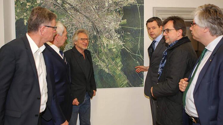 Die CSU-Vertreter besprachen sich vor der Landkarte. Foto: RiegerPress