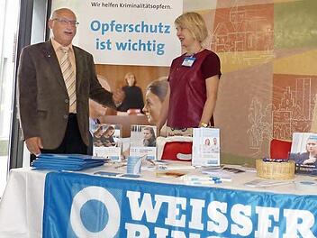 Der Weisse Ring präsentiert sich bis Freitag im Bad Kissinger Amtsgericht. Ulrike Lemaire leitet die vor 30 Jahren gegründete Außenstelle Bad Kissingen der Organisation. Amtsgerichtsdirektor Matthias Göbhardt nannte die Organisation eine "segensreiche Einrichtung".  Foto: Edgar Bartl