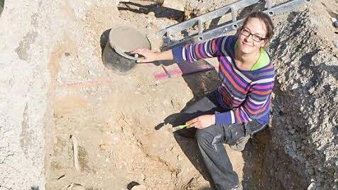 Archäologin Johanna Aas bei den Grabungsarbeiten, Foto: Barbara Herbst