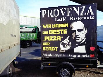 Werbeanhänger wie diese sind der Stadt ein Dorn im Auge. Foto: Pelke