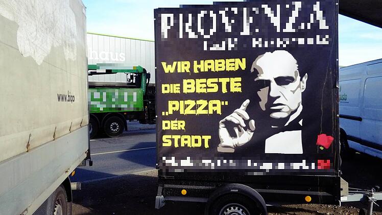 Werbeanhänger wie diese sind der Stadt ein Dorn im Auge. Foto: Pelke