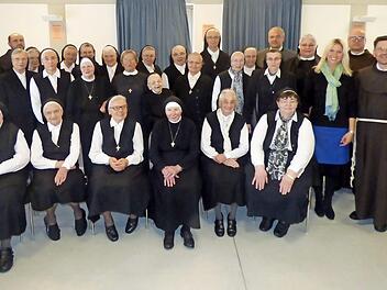 Die aktuellen und ehemaligen Niederbronner Schwestern von Gößweinstein mit Landrat Ulm, Bürgermeister Zimmermann und Bundestagsabgeordneter Launert.  Foto: Thomas Weichert