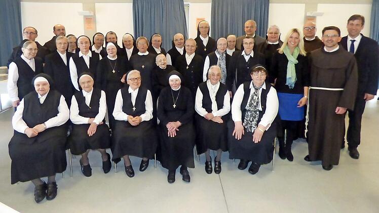Die aktuellen und ehemaligen Niederbronner Schwestern von Gößweinstein mit Landrat Ulm, Bürgermeister Zimmermann und Bundestagsabgeordneter Launert.  Foto: Thomas Weichert