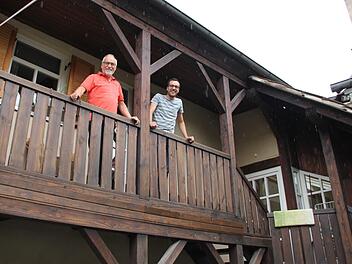 Raimund und Johannes Erlwein auf der Altane, die in den Innenhof der beiden Gebäude hineinragt. Vater und Sohn haben viele Stunden gemeinsam renoviert. Fotos: Andreas Lösch