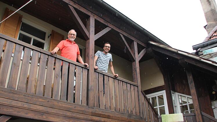 Raimund und Johannes Erlwein auf der Altane, die in den Innenhof der beiden Gebäude hineinragt. Vater und Sohn haben viele Stunden gemeinsam renoviert. Fotos: Andreas Lösch
