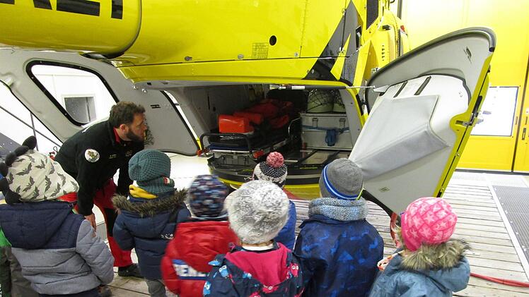 Die Besichtigung des Christopher-Hubschraubers war ein Highlight. So knapp ist der Platz im Rettungshubschrauber. Foto: Stephanie Elm