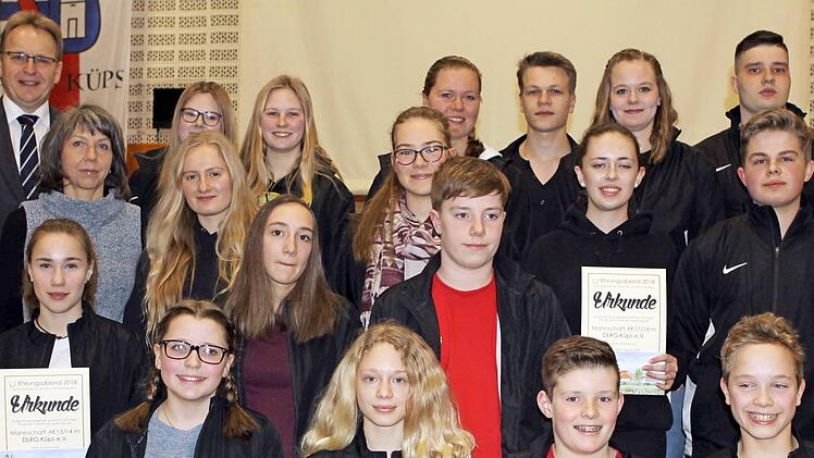 Das Schwimmen beherrscht in Küps den Sport. Verschiedene Mannschaften wurden ausgezeichnet - links hinten Bürgermeister Bernd Rebhan