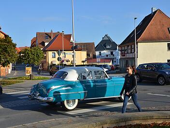 Der Plärrer von einst ist heute Kreisverkehr. Dennoch hat sich dort optisch nicht viel verändert. Sogar das Auto auf unserem Foto ist stilecht und stammt aus der damaligen Zeit: der Oldsmobile (Baujahr 1950) des Herzogenaurachers Sven Engert  Foto: Bernhard Panzer