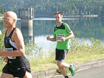 Ob Alt oder Jung, aus allen Altersschichten kommen die Teilnehmer zum Lauf um die Ködeltalsperre.  Foto: Franz