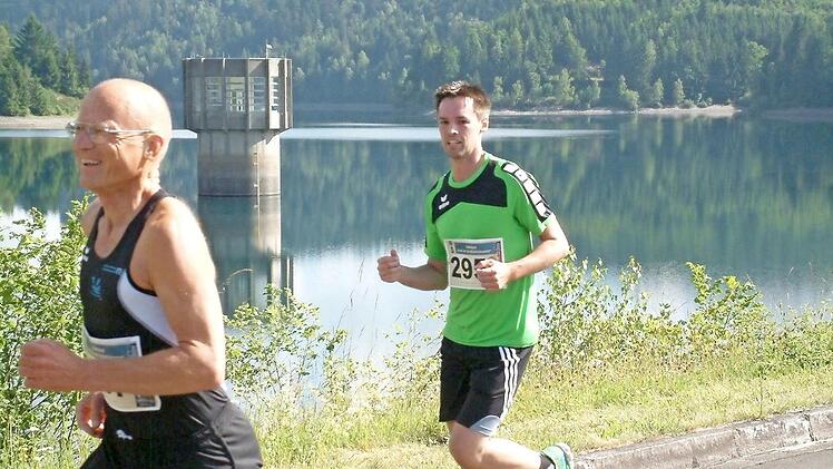 Ob Alt oder Jung, aus allen Altersschichten kommen die Teilnehmer zum Lauf um die Ködeltalsperre.  Foto: Franz